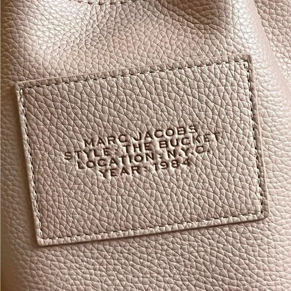💰SOLD - H652L01PF22 - Marc Jacobs The Leather Bucket Bag - Picture 8 of 15